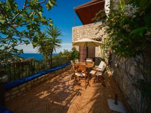 维耶斯泰LA FINESTRA SUL MARE - Antonella Apartment的带桌椅和遮阳伞的露台