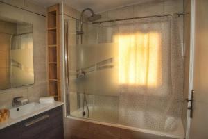 ein Badezimmer mit Dusche und Waschbecken in der Unterkunft Maison Casa Milesa - Calme, Spa privatif sur demande, Parking securisé, à 12 min des plages in Nizza + 19 Fotos