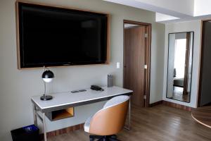 TV a/nebo společenská místnost v ubytování Courtyard by Marriott Puebla Las Animas