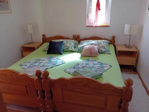 D,apartman' ulica pušća 51, 51513 Omišalj客房内的一张或多张床位