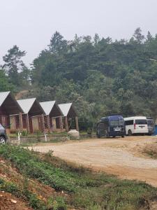a group of houses with cars parked in front of them at Cabañas la frontera tziscao in La Trinitaria