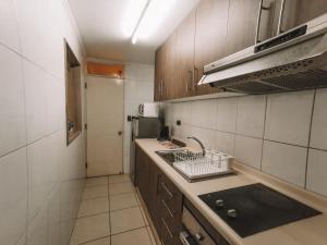 Η κουζίνα ή μικρή κουζίνα στο Hermoso Departamento Central en Concepción - 2 Dormitorios - 1 Baño - 1 Estacionamiento - Mejor Evaluado en Chile 2023-2025 - Incluye Consola de Juegos Retro - Te ayudo con panoramas
