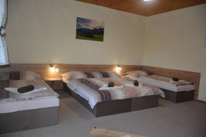 two beds in a room with two bedsvisor at Vila Belianka in Ždiar