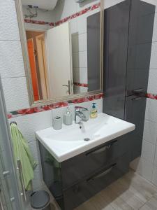 a bathroom with a sink and a mirror at Nonna Kate in Komin
