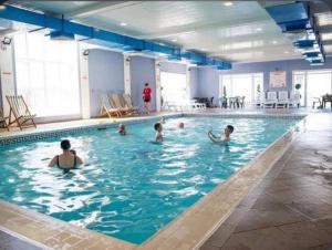 Πισίνα στο ή κοντά στο Stunning Pet Friendly 2 bed StaticCaravan in Clarach Bay 2017 model