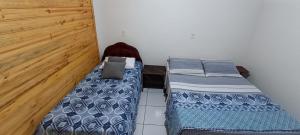 two beds sitting next to each other in a room at Estalagem Alejandro in Cunha