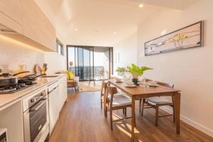 布里斯班One bed Apt at Southbank with Rooftop Pool and Carpark的配有桌椅的厨房和餐厅