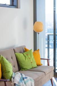 One bed Apt at Southbank with Rooftop Pool and Carpark的休息区
