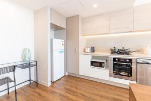 One bed Apt at Southbank with Rooftop Pool and Carpark的厨房或小厨房