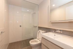 布里斯班One bed Apt at Southbank with Rooftop Pool and Carpark的配有马桶、水槽和镜子的浴室 更多14张照片