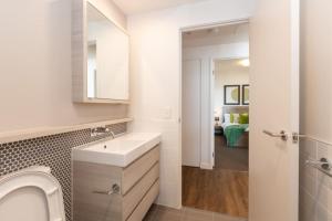 布里斯班One bed Apt at Southbank with Rooftop Pool and Carpark的带水槽和镜子的白色浴室