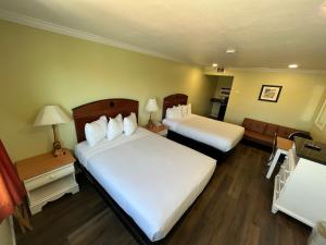 Postel nebo postele na pokoji v ubytování American Inn - Grover beach - Pismo Beach