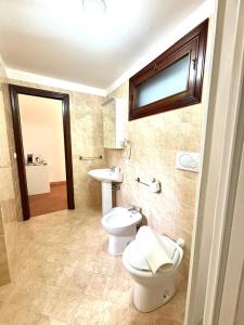 a bathroom with a toilet and a sink at BeB all'Ombra del Castello in Trani