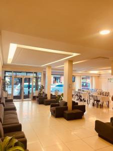 a large lobby with couches and tables and chairs at Piemonte in Mar del Plata