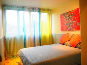 a bedroom with a bed and a window at Charmant Appartement au Pecq - Proche de Saint-Germain-en-Laye in Le Pecq