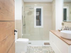 A bathroom at Newly renovated, luxurious apartment with a heated pool, 259