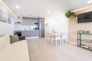 A kitchen or kitchenette at Newly renovated, luxurious apartment with a heated pool, 259