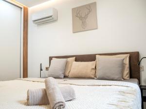 A bed or beds in a room at Newly renovated, luxurious apartment with a heated pool, 259