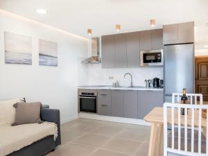 A kitchen or kitchenette at Newly renovated, luxurious apartment with a heated pool, 259