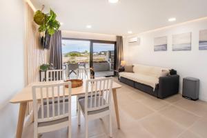 A seating area at Newly renovated, luxurious apartment with a heated pool, 259