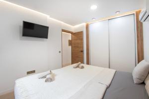 A bed or beds in a room at Newly renovated, luxurious apartment with a heated pool, 259