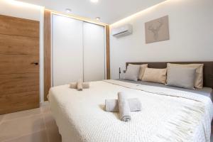 A bed or beds in a room at Newly renovated, luxurious apartment with a heated pool, 259
