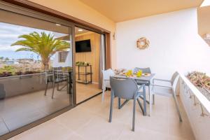 A balcony or terrace at Newly renovated, luxurious apartment with a heated pool, 259