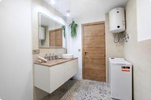 A kitchen or kitchenette at Newly renovated, luxurious apartment with a heated pool, 259