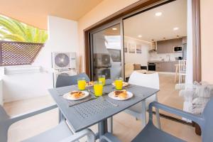 A kitchen or kitchenette at Newly renovated, luxurious apartment with a heated pool, 259