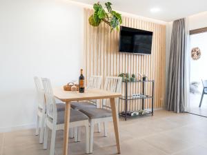 A television and/or entertainment centre at Newly renovated, luxurious apartment with a heated pool, 259