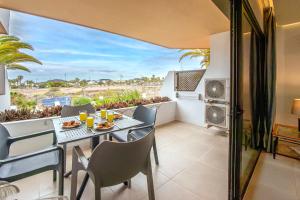 A balcony or terrace at Newly renovated, luxurious apartment with a heated pool, 259