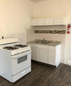 Nhà bếp/bếp nhỏ tại Spacious 2 bedroom apartment with 1 bathroom and private street entrance +8 ảnh