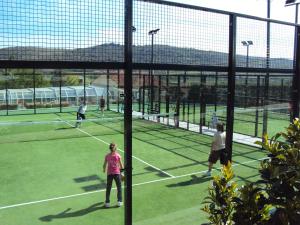 Tennis and/or squash facilities at Hotel de Montaña Rubielos or nearby