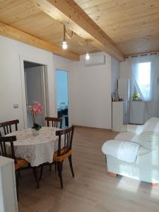 a living room with a table and a couch at La casetta di Nena in SantʼEufemia Lamezia +24 photos