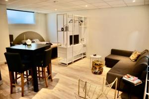 a living room with a couch and a table in a room at Casa del Queso in Alkmaar