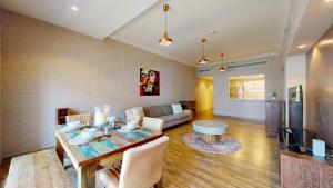 un salon avec une table et un canapé dans l'établissement Golden Mile 1 - Contemporary One Bedroom, à Dubaï