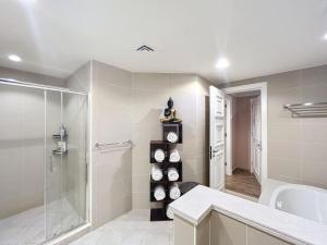 La salle de bains est pourvue d'une douche à l'italienne et d'une cabine de douche en verre. dans l'établissement Golden Mile 1 - Contemporary One Bedroom, à Dubaï 14 autres photos