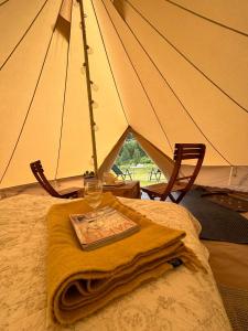 a tent with a table with a glass of wine on it at Rondane Friluftssenter Rondetunet in Brenn