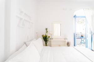 Postel nebo postele na pokoji v ubytování Eleanna's Mykonos