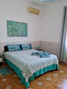 un dormitorio con una cama en una habitación en Villa Lilium, en Bari