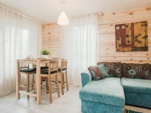Istumisnurk majutusasutuses Hapsal Forest Cabin