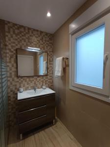 un bagno con lavandino e finestra di Casa Cantinero 2 - Parking Gratis ad Ardales