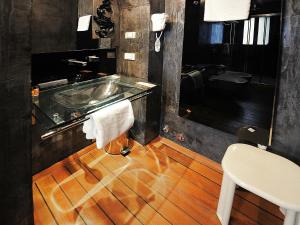 W łazience znajduje się wanna i biały ręcznik. w obiekcie Borghese Palace Art Hotel we Florencji +37 zdjęć