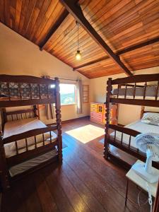 a bedroom with two bunk beds and a wooden ceiling at Casa de campo Bela Vista com Piscina na montanha in Piracaia +24 photos