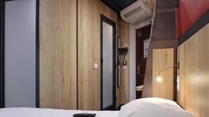 Postel nebo postele na pokoji v ubytování In Hotel Nancy Frouard
