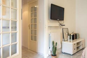 TV a/nebo společenská místnost v ubytování Appartement 32m2 Juan les Pins 350 m plage climatisé WIFI centre