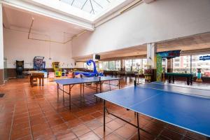 Casa2_Praia_Beach_House في بورتيماو: غرفة كبيرة فيها طاولة تنس طاولة