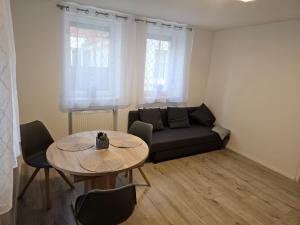 a living room with a table and a couch at Edenkobener Retreat in Edenkoben