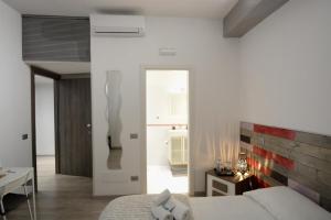 una camera con letto e scrivania di WhatsHouse Roma a Roma