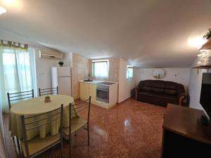 Kuchyň nebo kuchyňský kout v ubytování Apartment Jelena